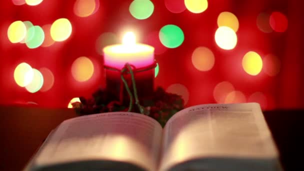 Weihnachtskerze und Bibel — Stockvideo