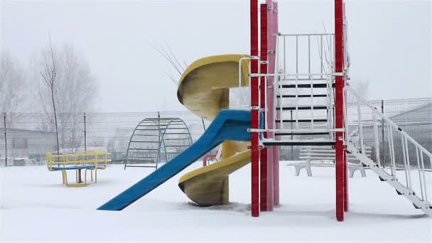 Vintern lekplats — Stockvideo