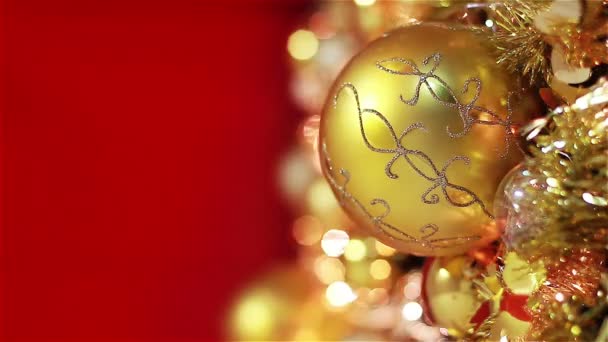 赤の上の黄金のクリスマス ツリー — ストック動画