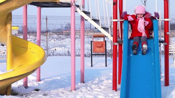 Zusters spelen in het park in de winter. — Stockvideo