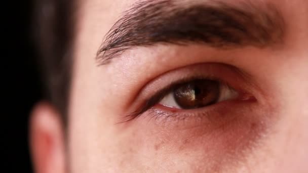 Крупный план мужчина глаз плачет — стоковое видео
