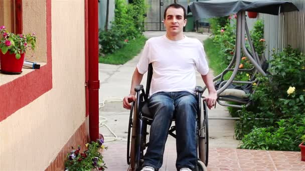 Tekerlekli sandalye üzerinde genç adam — Stok video