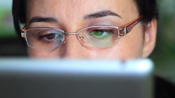 Mujer joven trabajando en una tableta — Vídeos de Stock