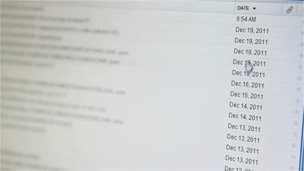 Desplazamiento a través de bandeja de entrada de correo electrónico — Vídeo de stock