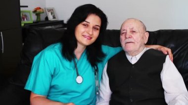 üst düzey bir adam için bakım veren hemşire