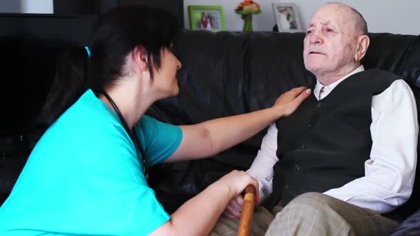 Senior im Gespräch mit Krankenschwester — Stockvideo