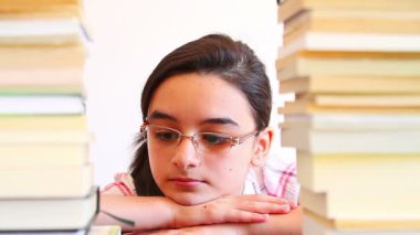 kız okul çalışmaları ile boğulmuş