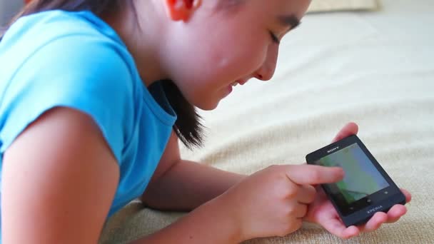 Μικρό κορίτσι παιχνίδι θυμωμένος πουλιά στο έξυπνο τηλέφωνο — Αρχείο Βίντεο
