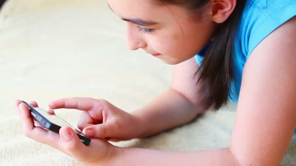 Menina brincando no telefone inteligente — Vídeo de Stock