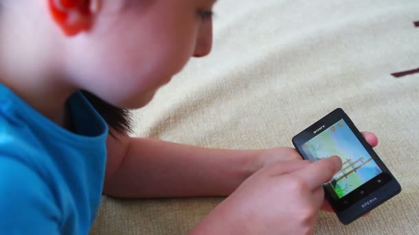 Klein meisje boos vogels spelen op slimme telefoon — Stockvideo