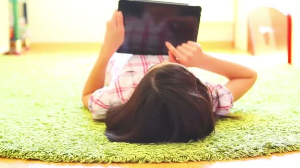 Adolescente utilisant une tablette numérique — Video