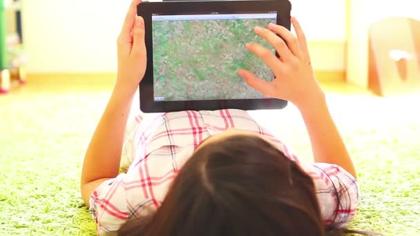 Девочка-подросток с помощью цифрового планшета — стоковое видео