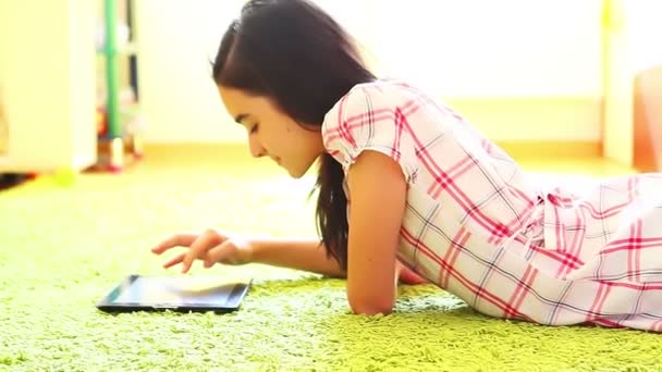 Chica sonriente escuchando música en la tableta digital PC — Vídeo de stock