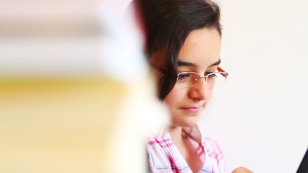 Chica adolescente feliz con su tableta digital — Vídeos de Stock