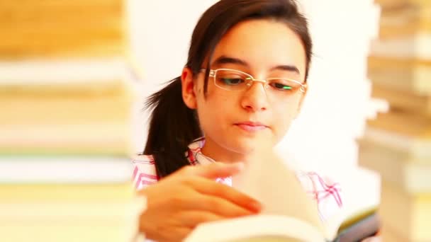dospívající dívka studium s učebnice