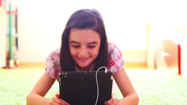 Sorrindo menina ouvindo música no tablet digital pc — Vídeo de Stock