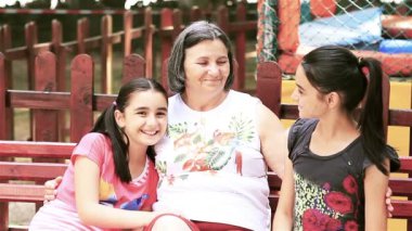 Kameraya bakarak granddaughters ile üst düzey kadın