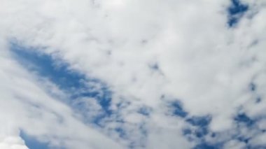 Bulutların üstünde mavi gökyüzü zaman atlamalı