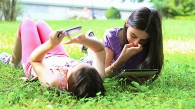 Dijital tablet ve smartphone üzerinde oynayan kızlar