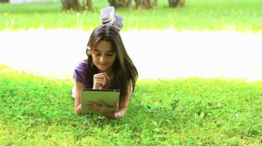 Dijital tablet kullanan genç kız