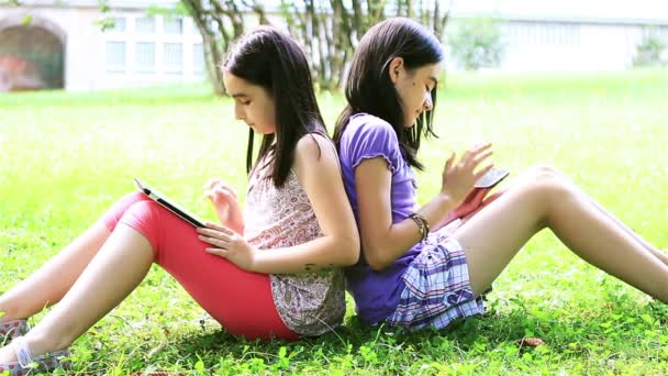 Meninas jogando no tablet digital e smartphone — Vídeo de Stock