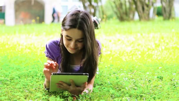 Adolescente utilisant une tablette numérique — Video