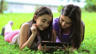 açık havada dijital tablet üzerinde oynayan kızlar