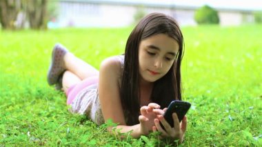 Smartphone ile oynayan kız