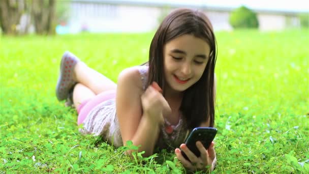 Ragazza che gioca con smartphone — Video Stock