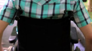 parkta sandalyedeki genç adam