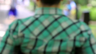 parkta sandalyedeki genç adam