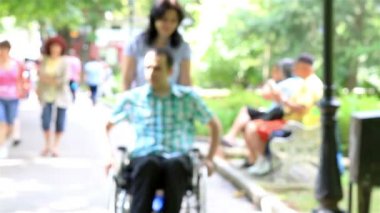 genç adam tekerlekli Şehir Parkı