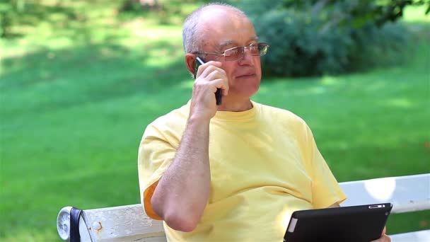 Hombre mayor hablando por teléfono inteligente — Vídeos de Stock