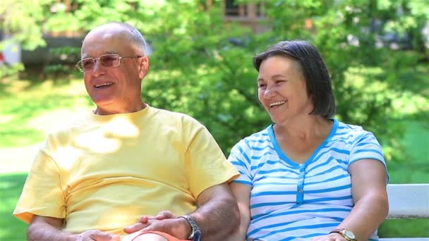 Feliz pareja de ancianos relajándose juntos — Vídeo de stock