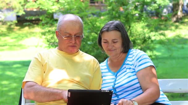 Pareja mayor con tableta digital pc — Vídeo de stock