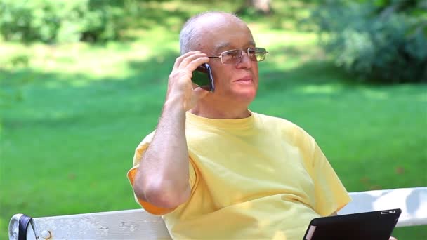 Hombre mayor hablando por teléfono inteligente — Vídeos de Stock