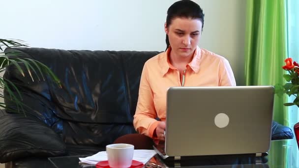 Молода жінка турбується про оплату рахунків — стокове відео