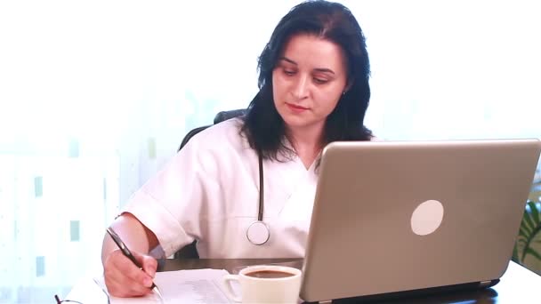 Lekarz pracuje na jej laptopa — Wideo stockowe