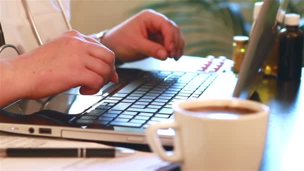 Doctor using laptop computer — Stock Video