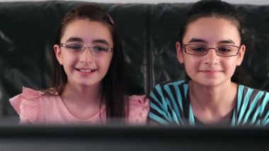 TV izlerken mutlu kızlar