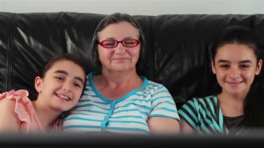 Büyükanne ve granddaughters televizyon izlerken