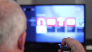 Akıllı TV ve komuta sizde el uzaktan kumanda tuşuna basarak