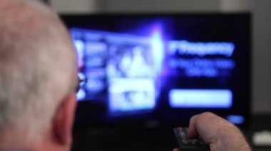 Akıllı TV ve komuta sizde el uzaktan kumanda tuşuna basarak