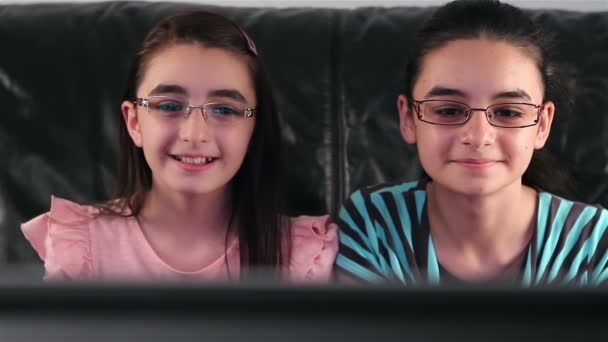 Ευτυχής κορίτσια βλέποντας τηλεόραση — Αρχείο Βίντεο