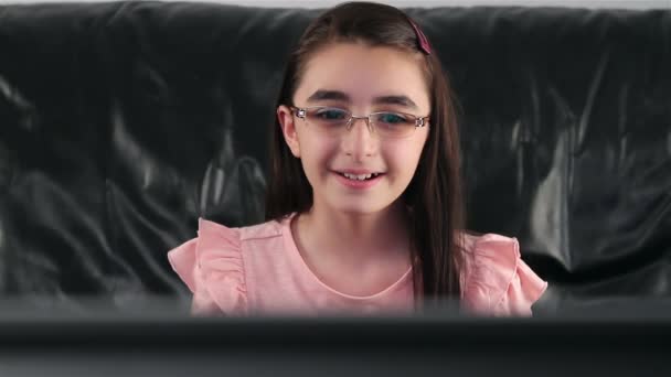 Szczęśliwa dziewczynka oglądając tv — Wideo stockowe