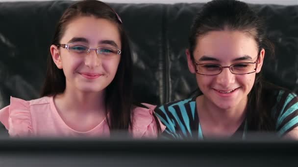 Meninas felizes assistindo tv — Vídeo de Stock