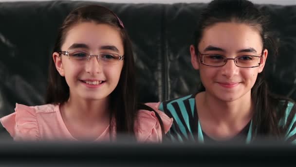 TV izlerken mutlu kızlar — Stok video