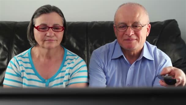 Šťastný starší pár sledování televize společně — Stock video
