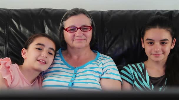 Starší ženy a dívky, sledování televize — Stock video