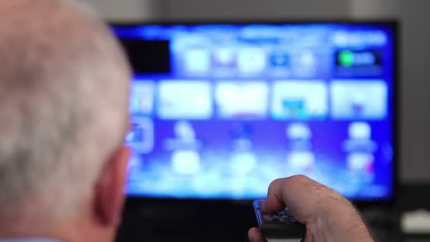 Slimme tv en senior man hand afstandsbediening te drukken — Stockvideo